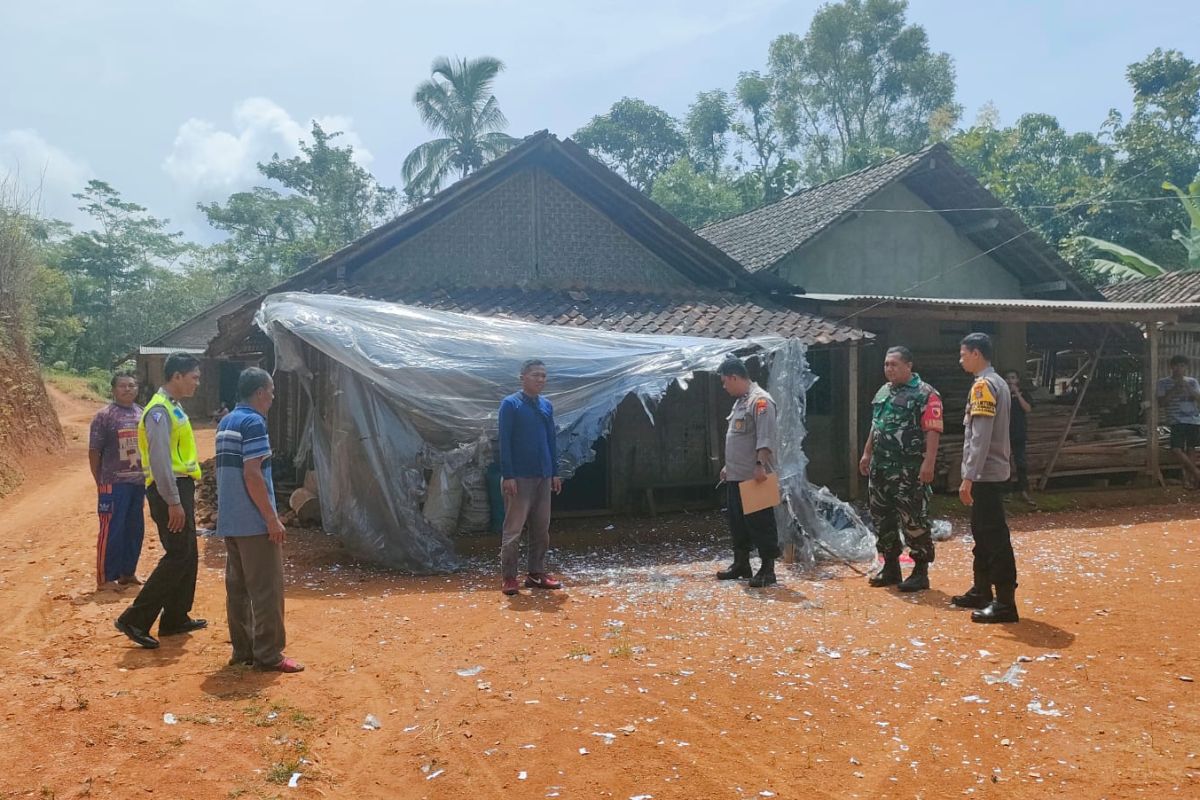 Polisi Pacitan selidiki insiden balon udara jatuh dan meledak di depan rumah warga