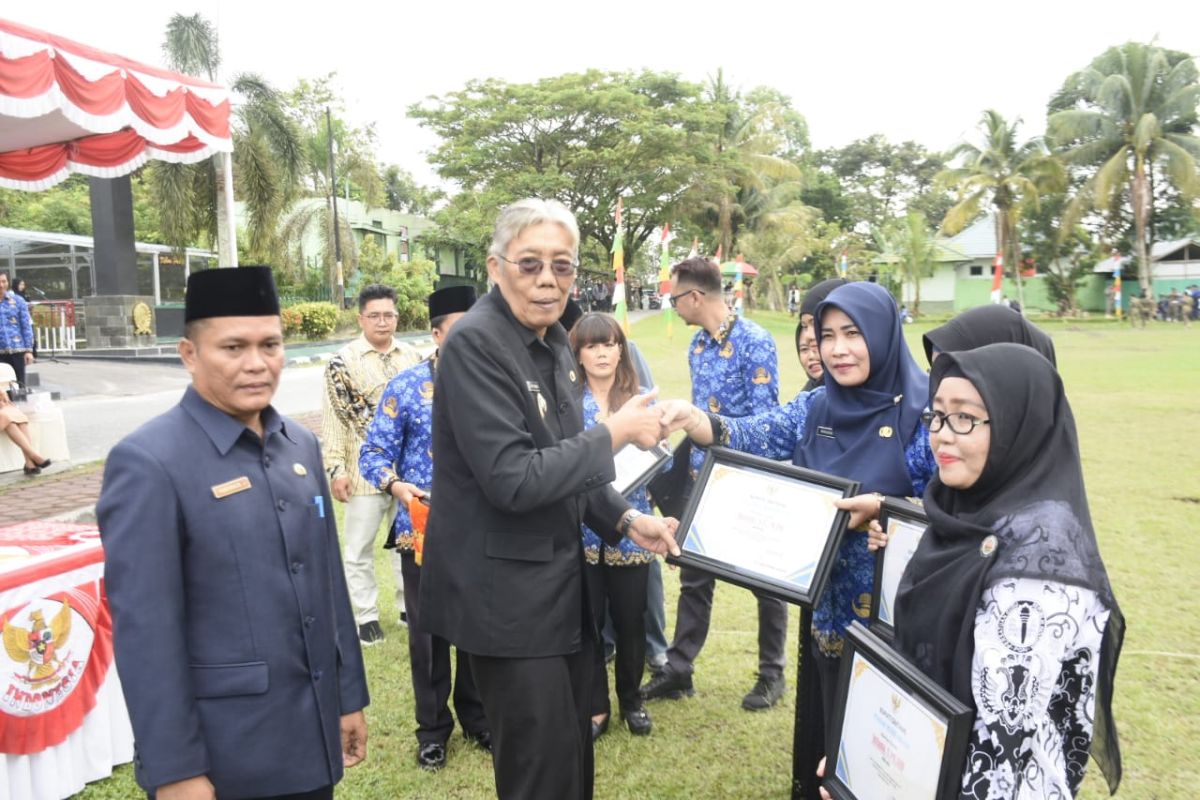 Enam guru di Sintang menerima penghargaan dari Kemendikbud Ristek