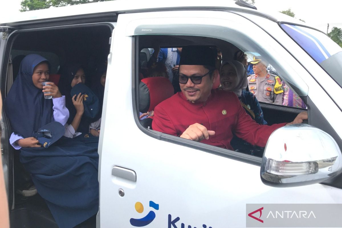 Bupati Koltim resmikan pengoperasian bus sekolah gratis