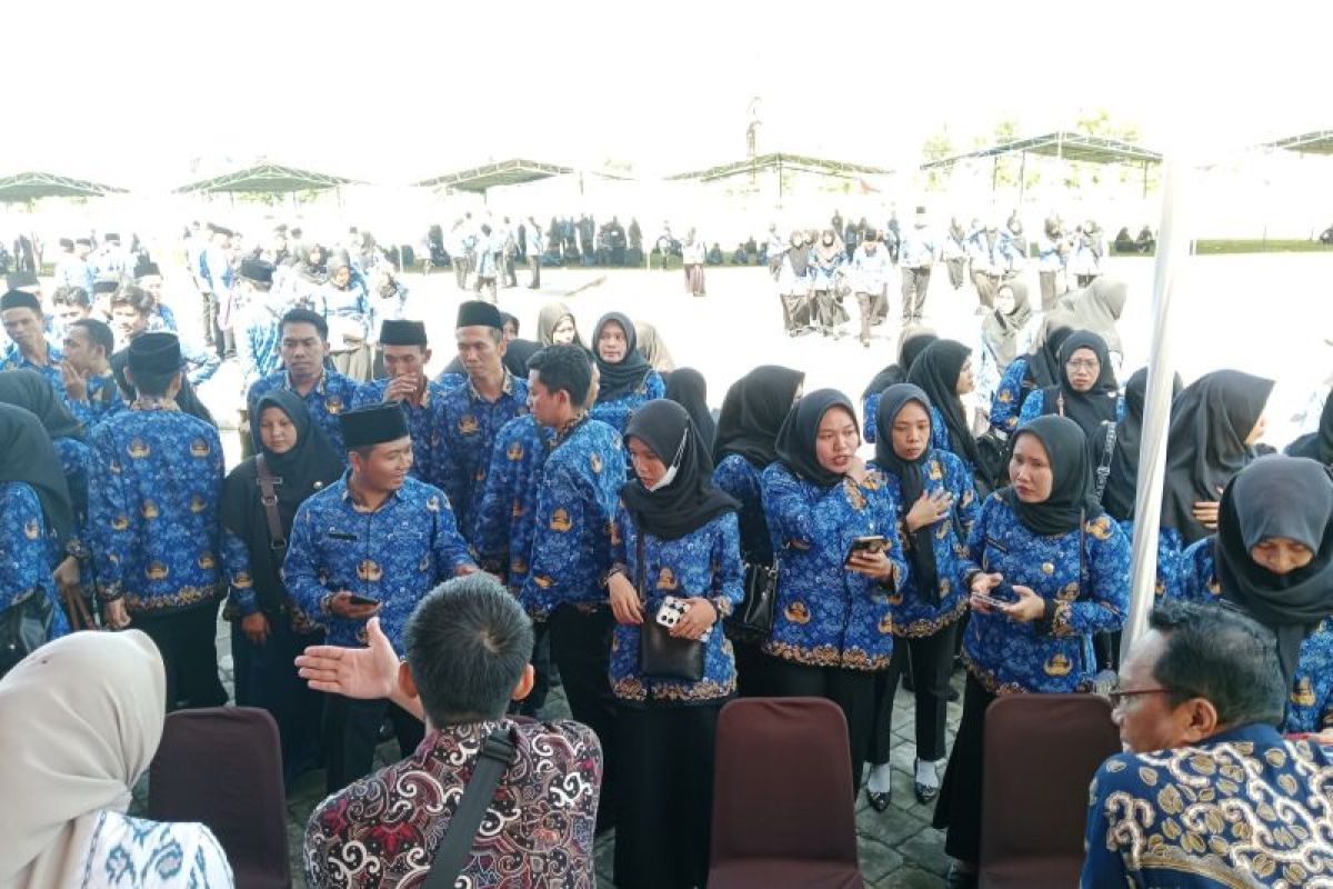 Pemkab Lombok Tengah menyerahkan SK pengangkatan 806 PPPK