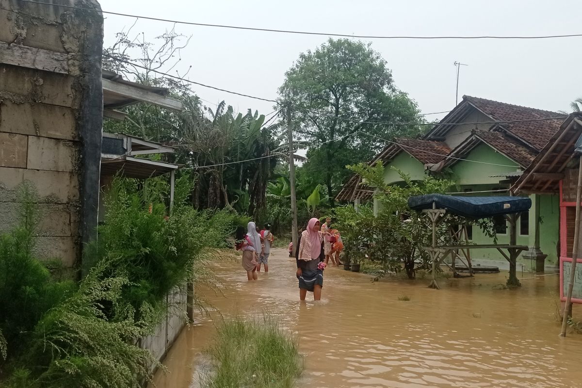 Ratusan warga Lebak ngungsi akibat banjir luapan Sungai Cibereum