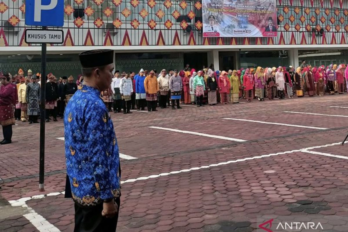 Pegawai Pemkot Palembang pakai baju  adat peringati Hardiknas