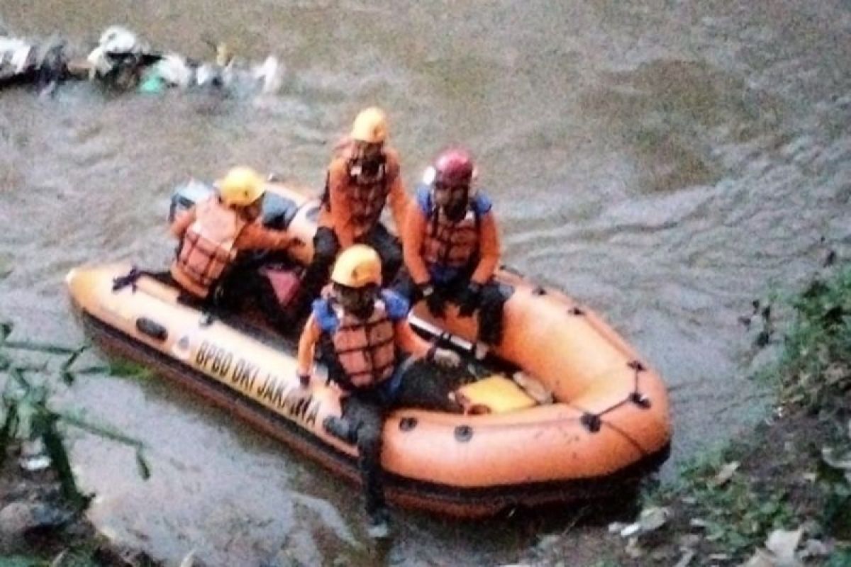 Tim SAR gabungan belum temukan korban tenggelam di Kali Ciliwung