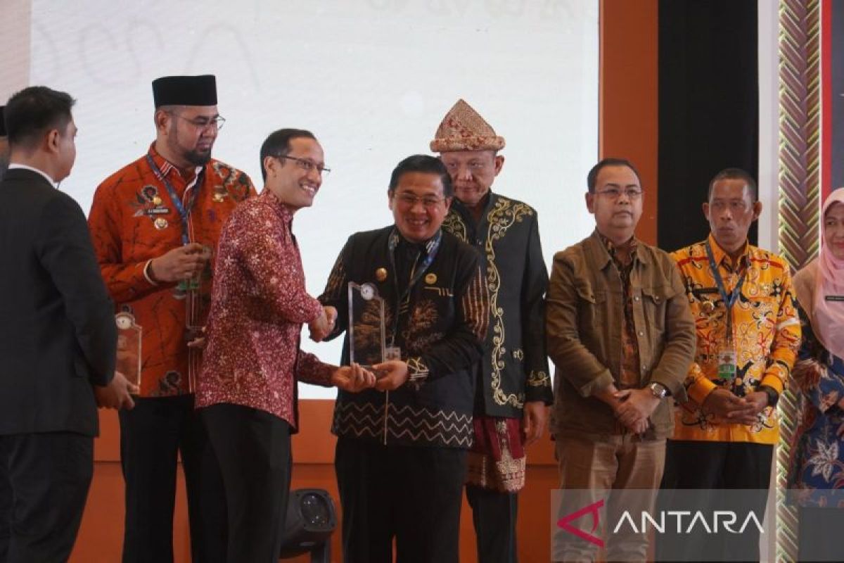 Mendikbudristek beri penghargaan inovasi revitalisasi bahasa daerah bagi Banjarmasin