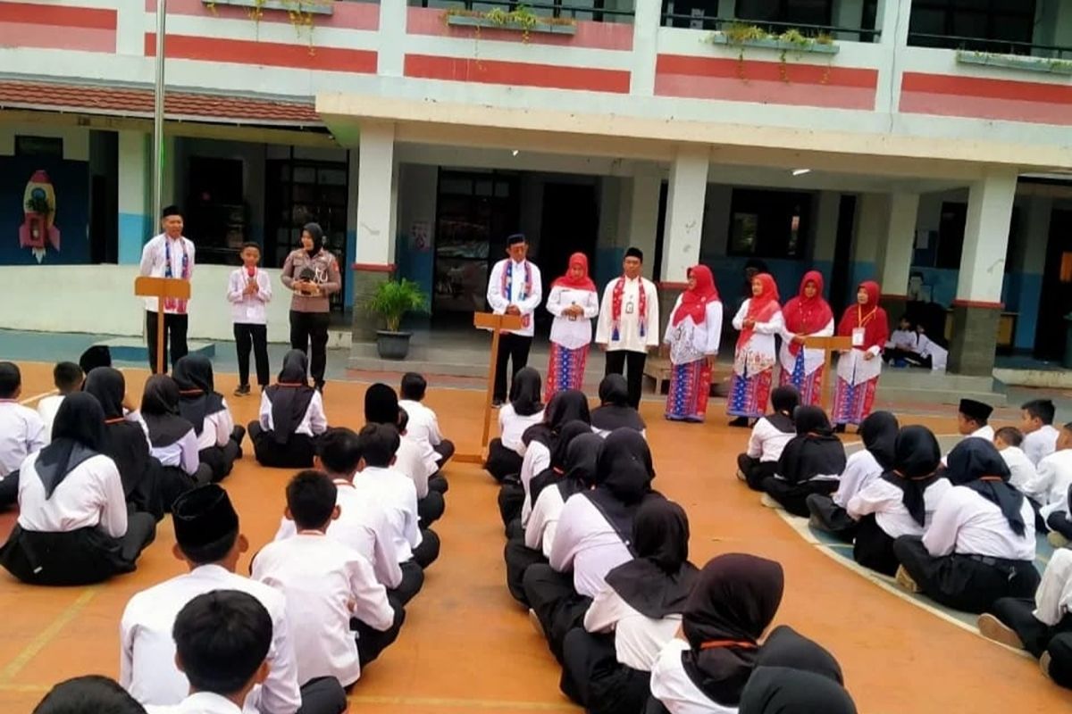 Polisi edukasi keselamatan berlalu lintas bagi pelajar di Kebon Jeruk