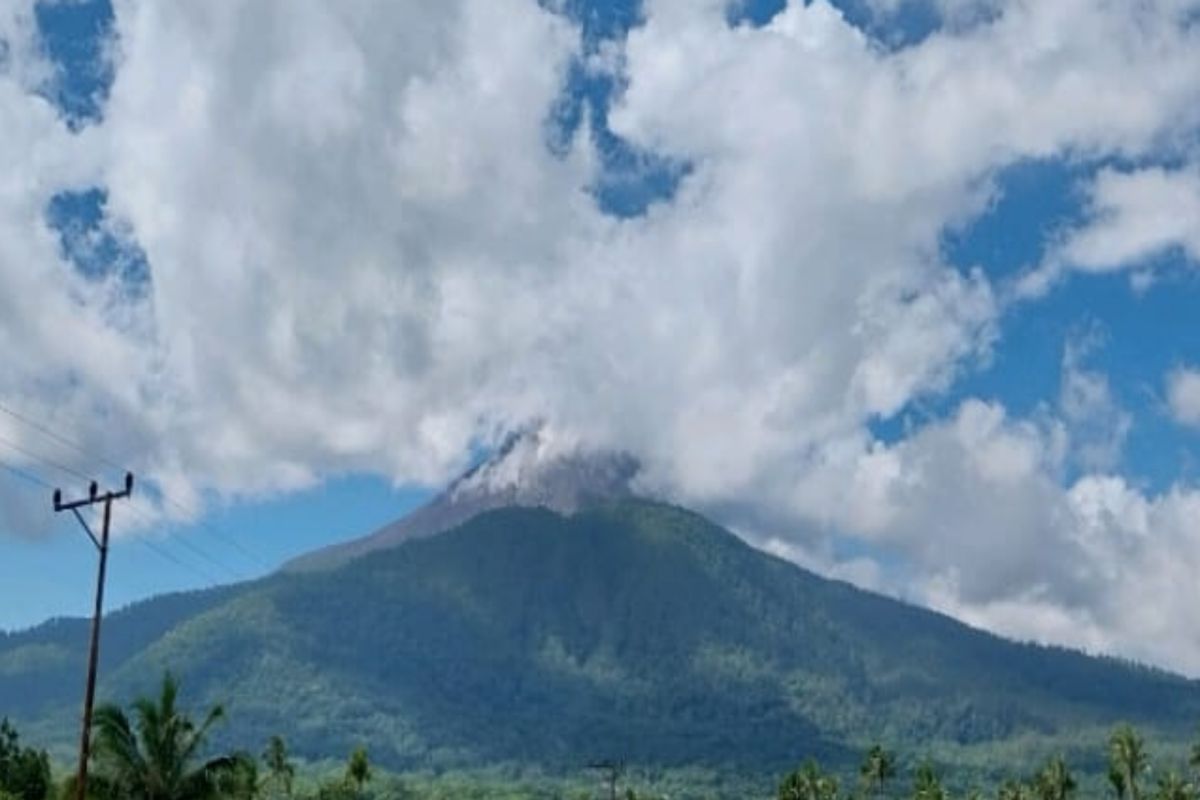 Gunung Lewotobi Laki-laki erupsi dua kali Jumat dini hari