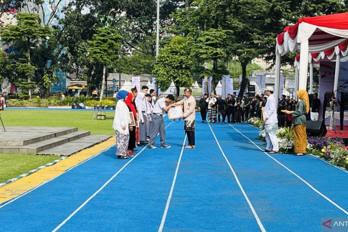247 sekolah se-Jabar terima penghargaan saat peringatan Hardiknas di Lapangan Sempur Kota Bogor