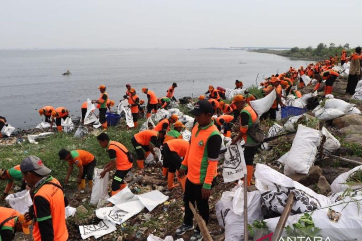 DLH DKI angkut 83 meter kubik sampah dari Pesisir Marunda Kepu Jakut