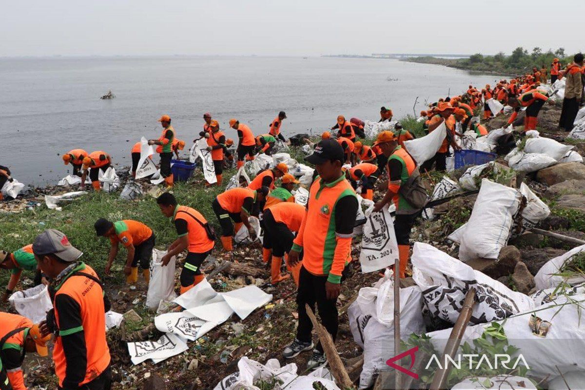 DKI angkut 83 meter kubik sampah dari Pesisir Marunda Kepu