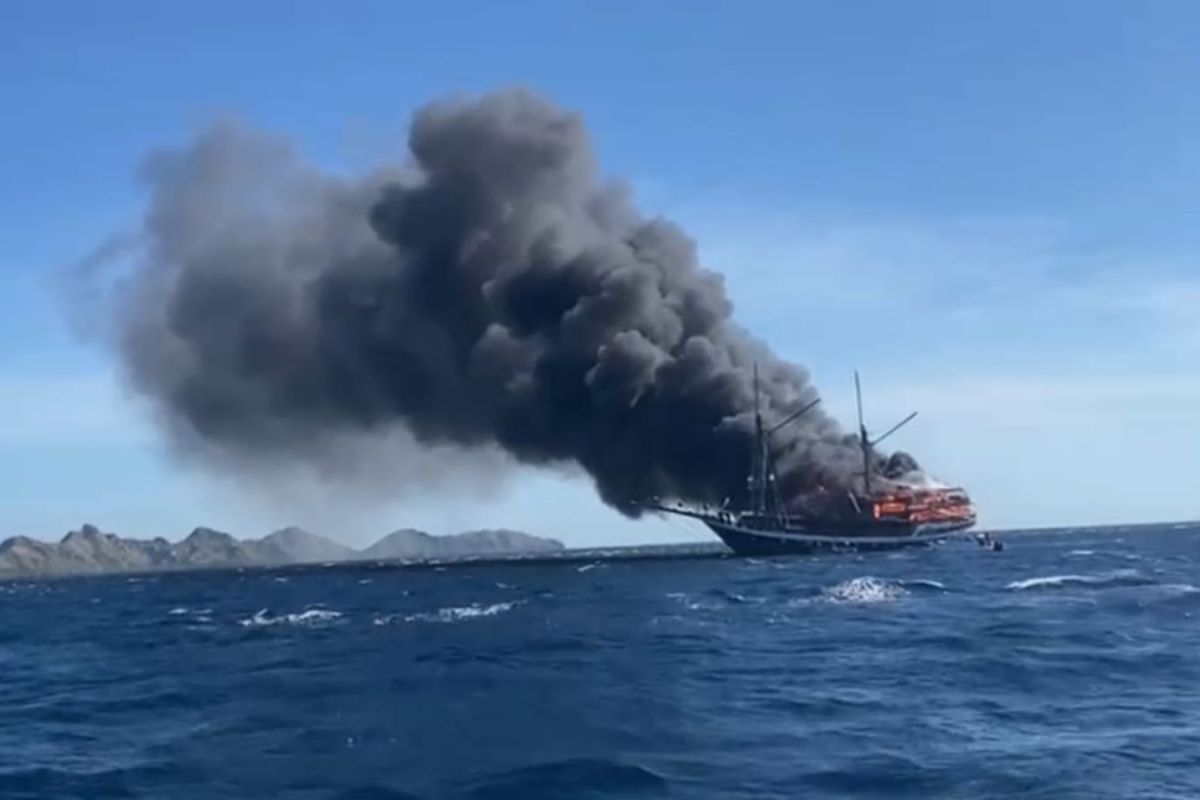 Kapal wisata di Labuan Bajo terbakar