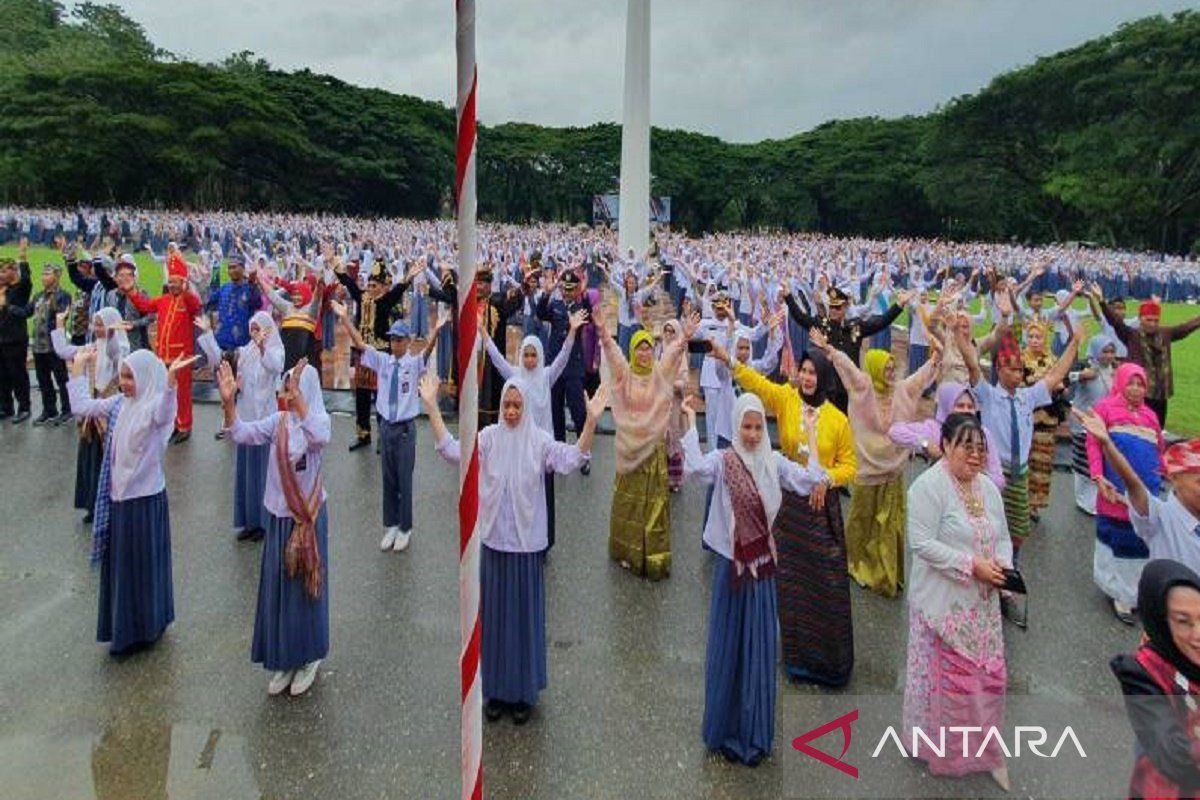 Ribuan siswa pentaskan tari kolosal saat peringatan Hardiknas di Sultra
