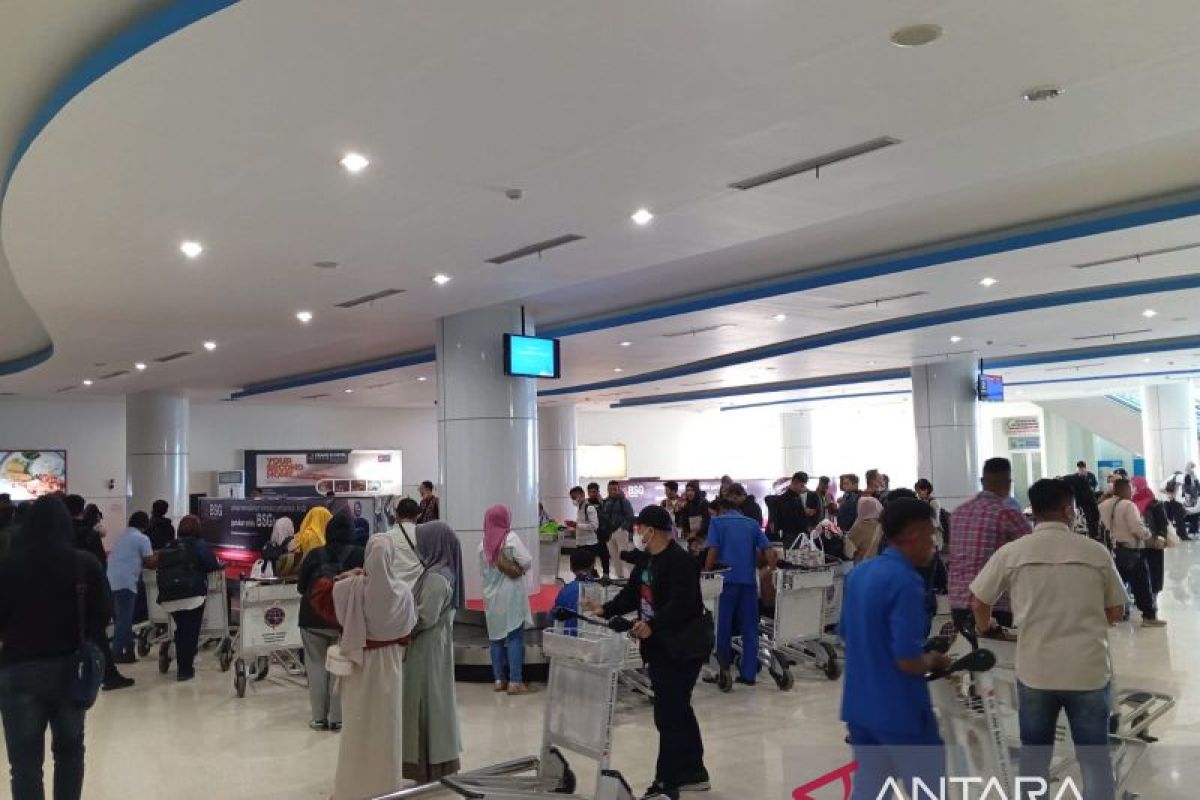 Bandara Djalaluddin Gorontalo kembali beroperasi setelah tutup akibat erupsi Gunung Ruang