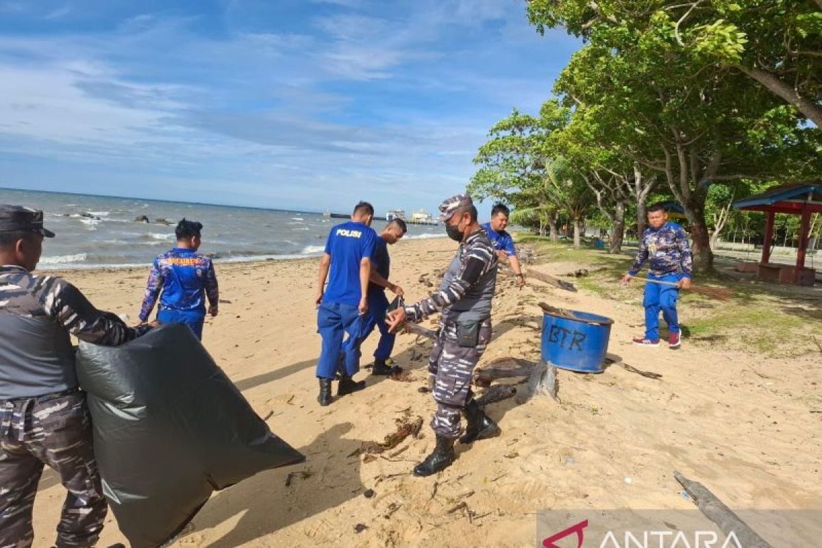 Sinergisitas TNI-Polri bersama masyarakat sapu bersih sampah Pantai Batu Rakit