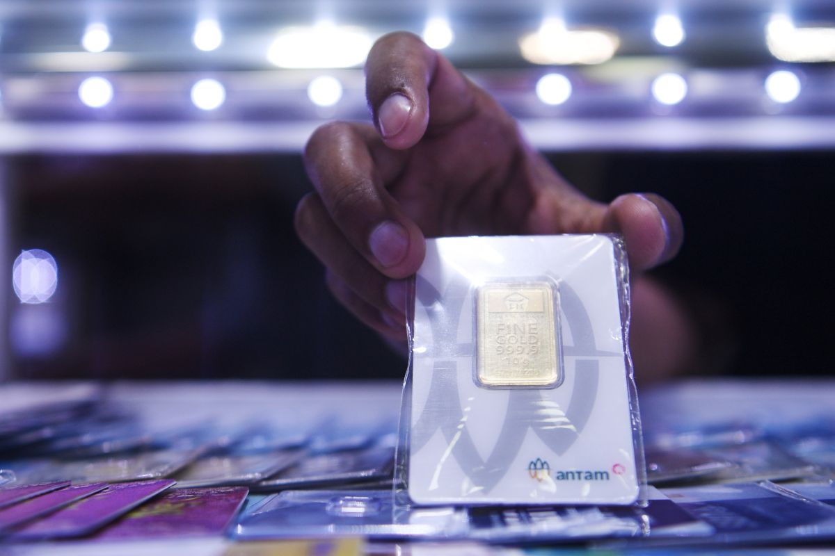 Emas Antam naik jadi Rp1,318 juta per gram