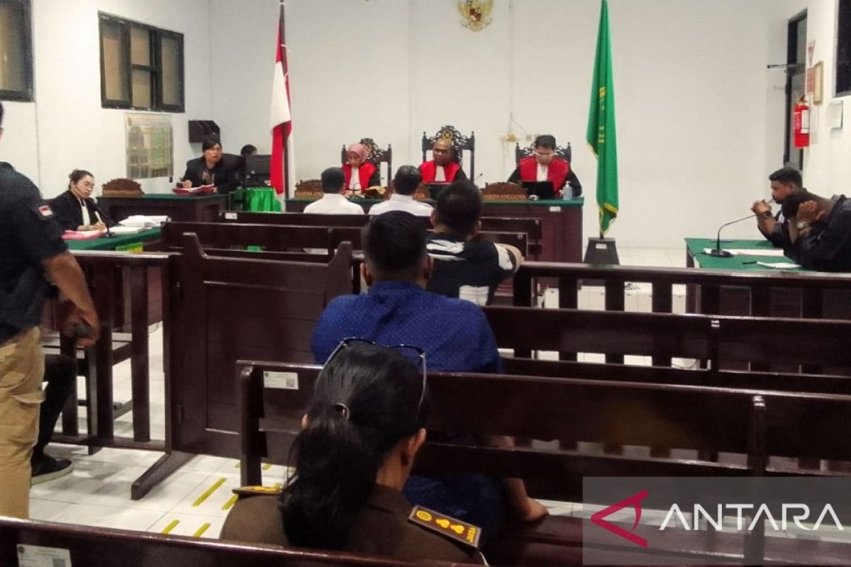 Dua oknum polisi di Ambon mengaku hanya ingin mencoba  narkoba