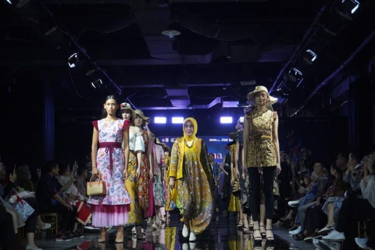 UMKM binaan Pusri tampil di Fashion Show Kelana Wastra Indonesia 2024