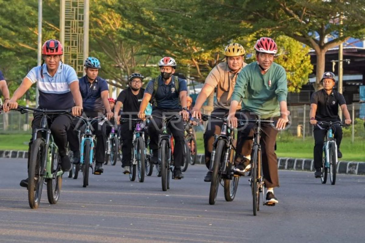 Foto-foto Presiden bersepeda di Mataram