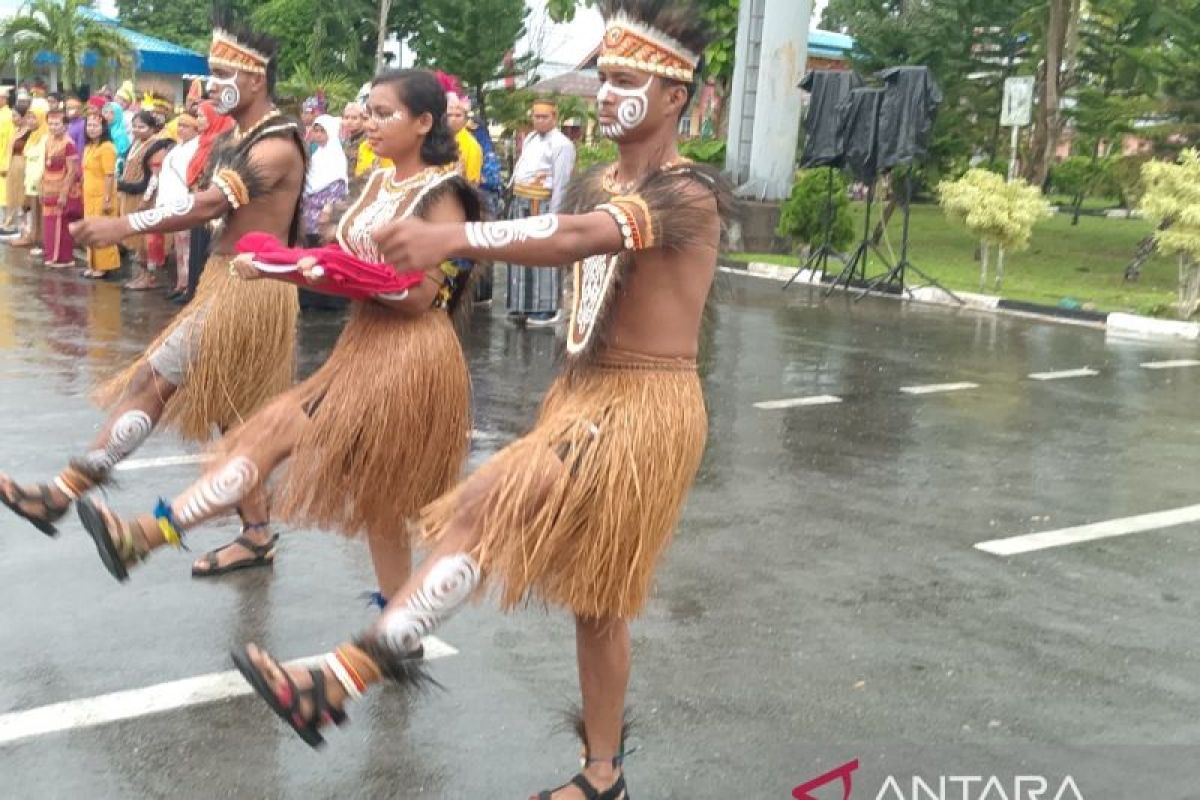 Pemkab Biak Numfor bersama peserta upacara Hardiknas gunakan bahasa daerah