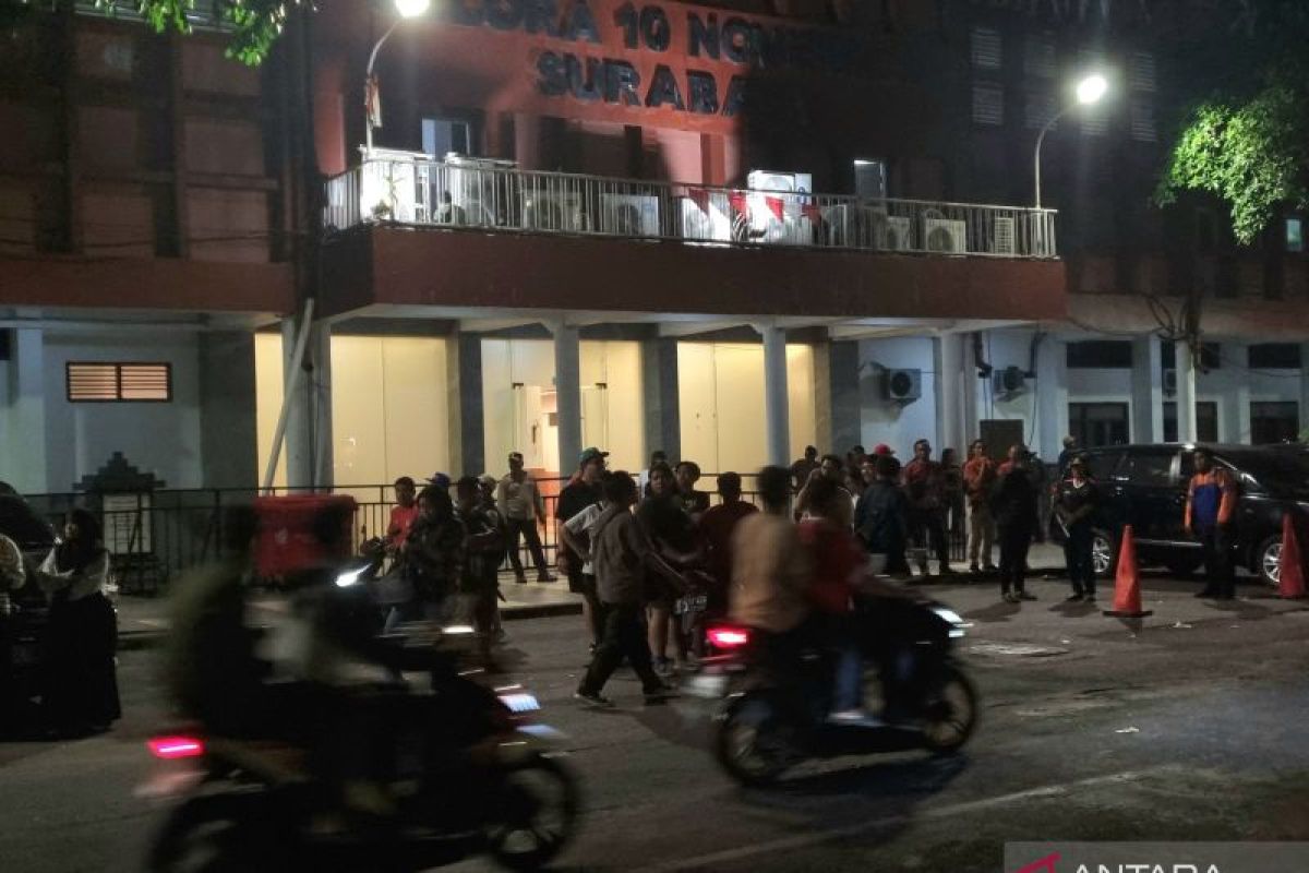 Usai Nobar, suporter tertib tinggalkan Gelora 10 Nopember Surabaya