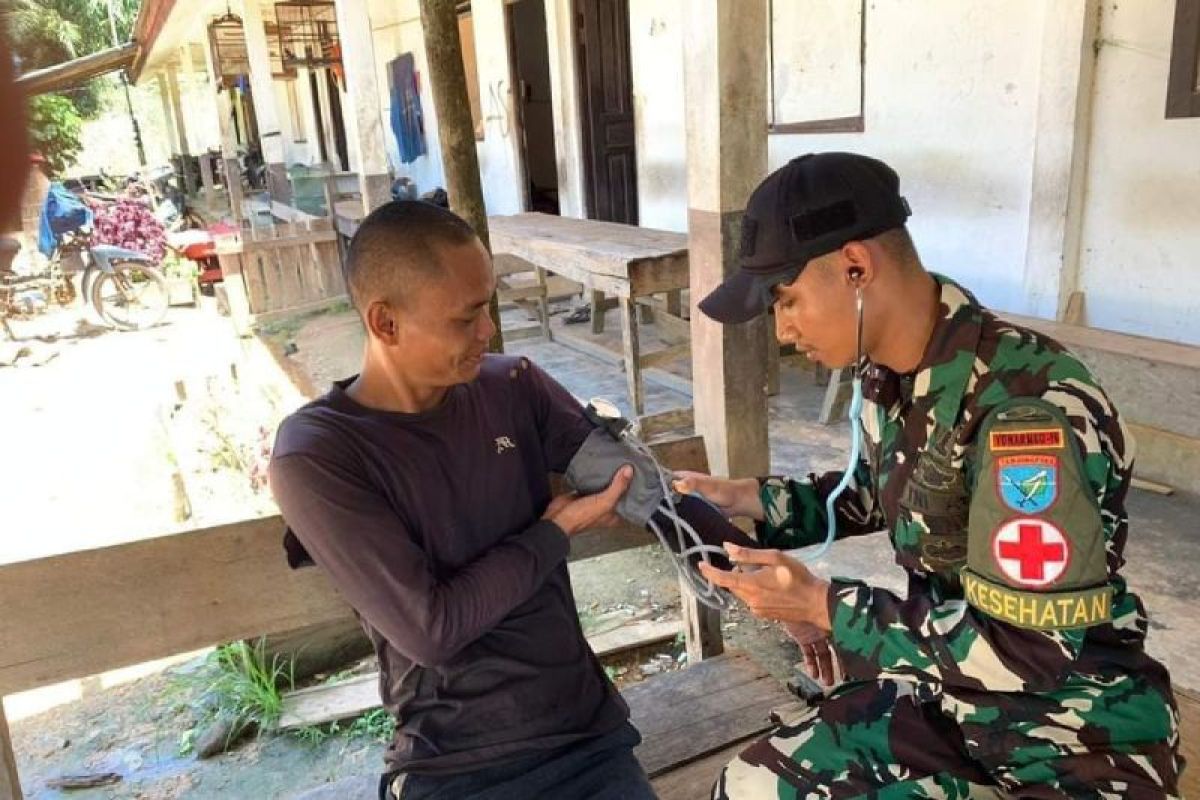 Satgas Pamtas berikan layanan kesehatan keliling di batas Indonesia-Malaysia