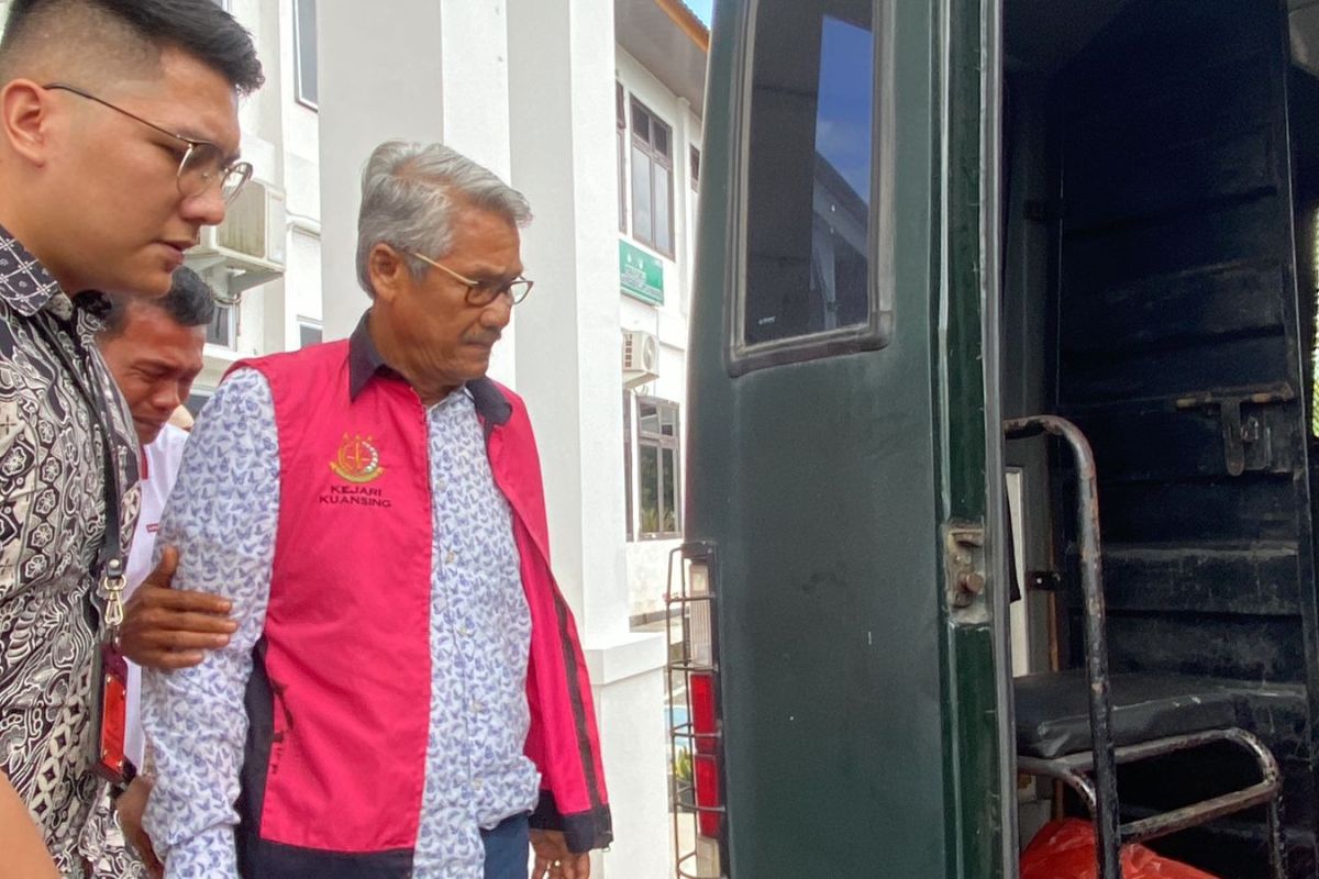 Mantan Bupati Kuansing Sukarmis ditahan atas dugaan korupsi pembangunan hotel