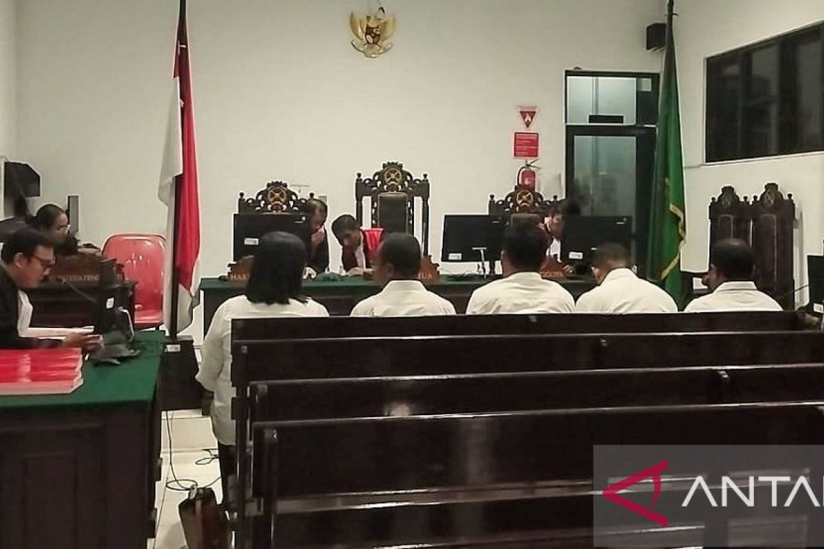 Jaksa  tuntut lima komisioner KPU Aru dua tahun penjara