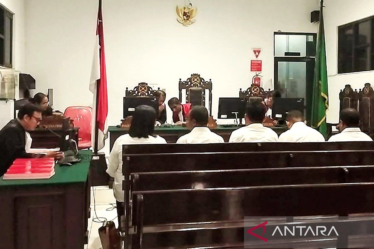 Jaksa tuntut lima komisioner KPU Aru dua tahun penjara