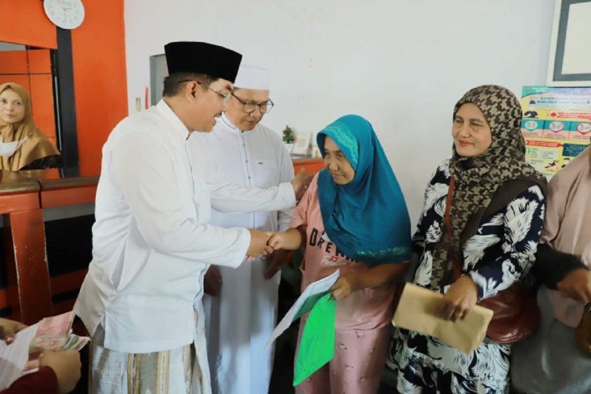 Bupati Tanjab Barat kunjungi kantor Pos Kuala Tungkal serahan bantuan PKH