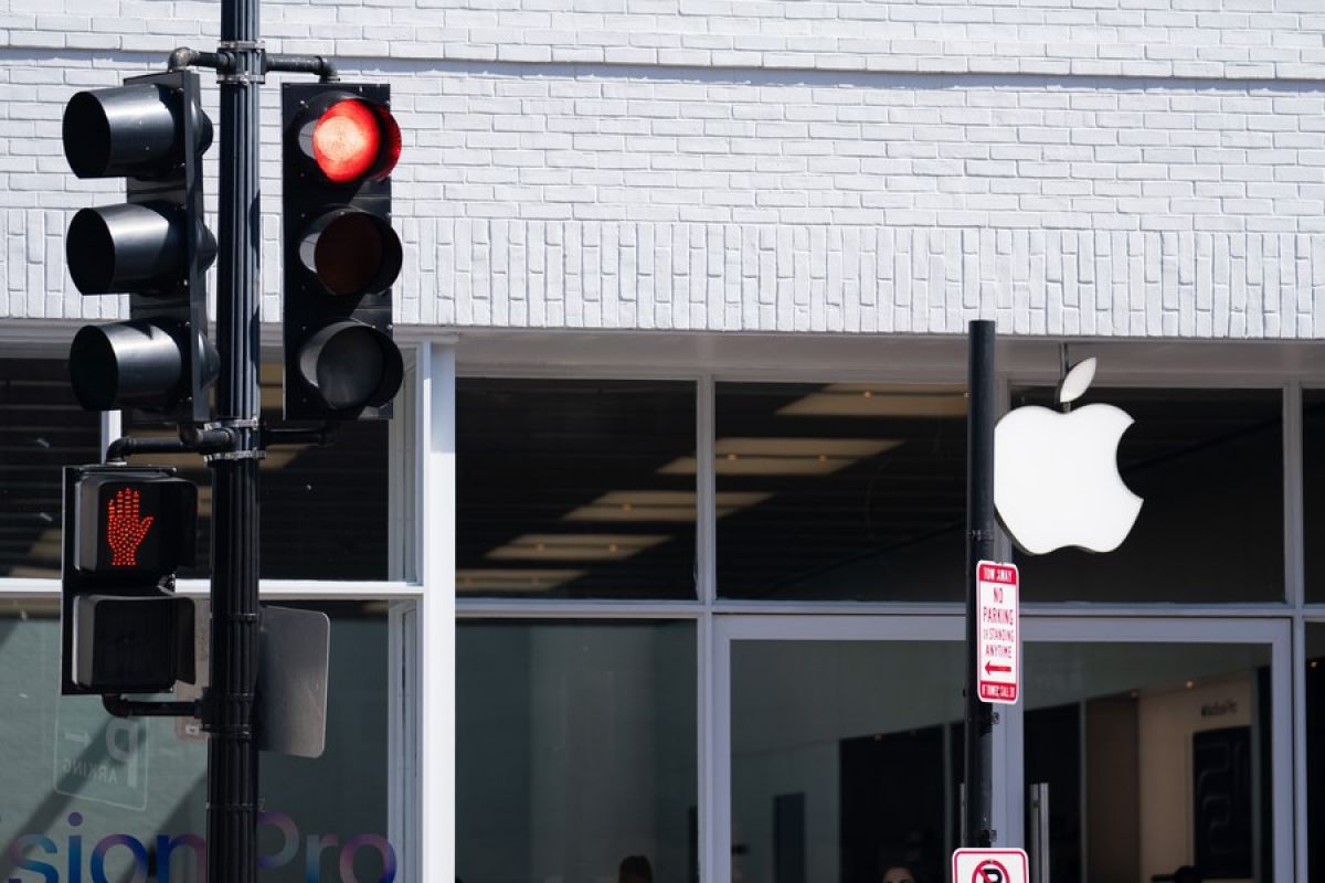 Pendapatan kuartalan Apple turun 4 persen, penjualan jasa catat rekor