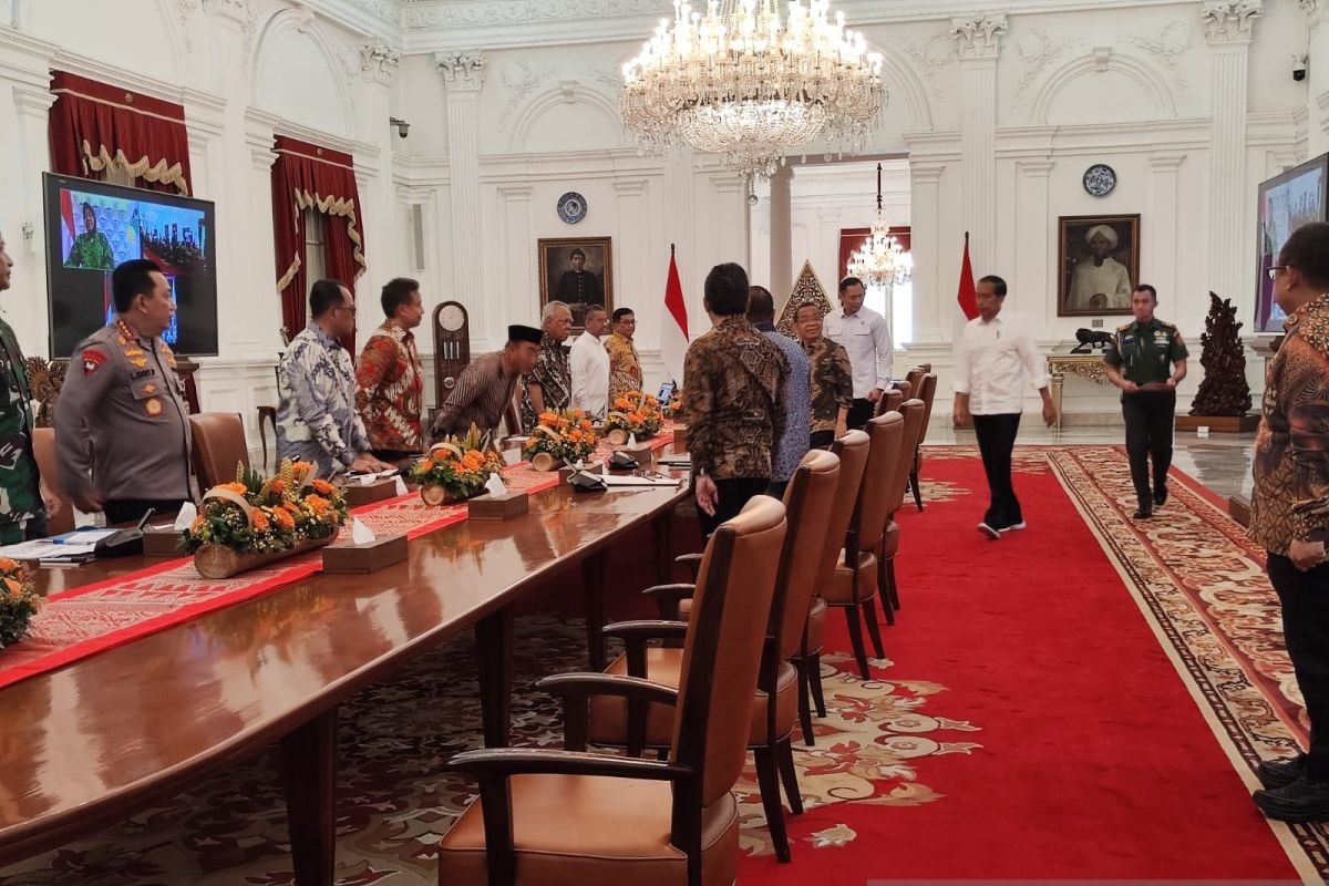 Jokowi chairs meeting on relocation of Mt Ruang eruption survivors