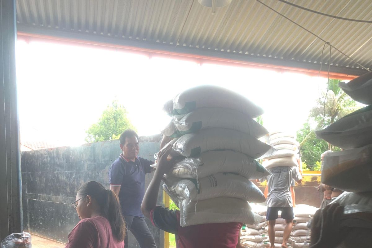 Bulog menyalurkan bantuan pangan untuk 18.481 warga di Kapuas Hulu