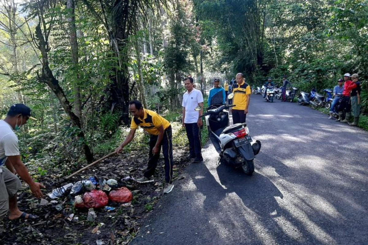 Polisi dan warga bersihkan sampah di Kebun Tebu Lampung Barat