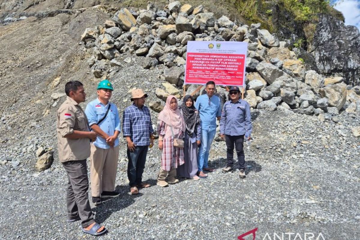 Pemprov Sumbar pasang plang penghentian kegiatan tambang di Solok