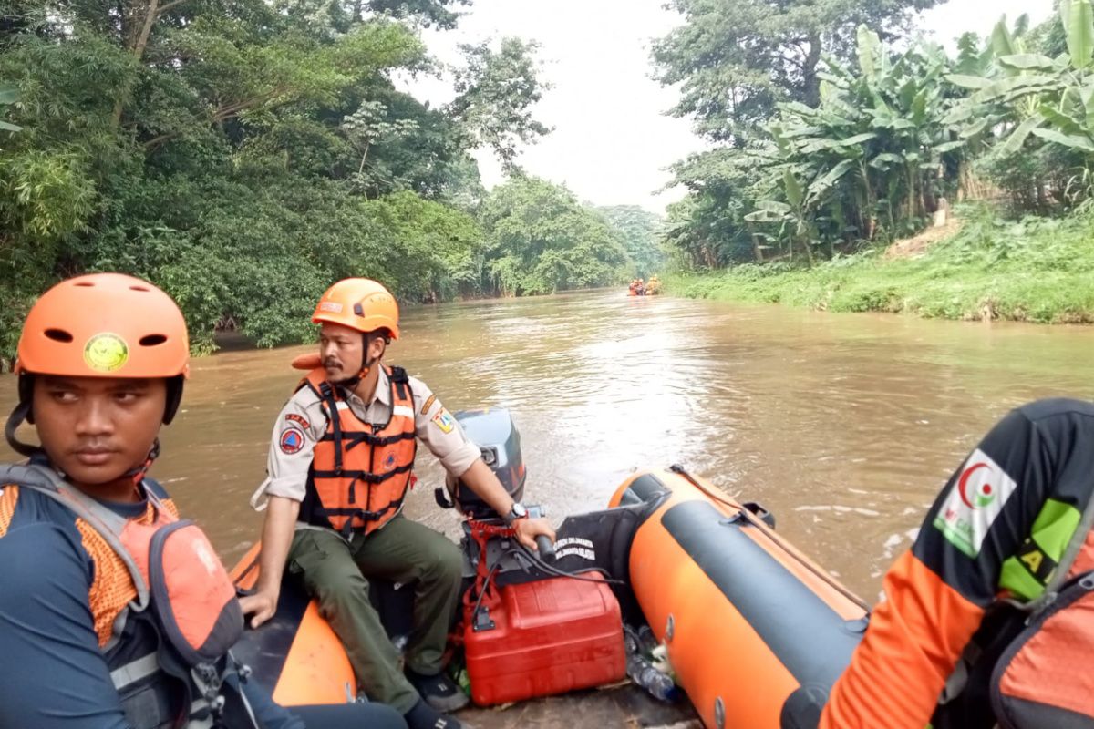 Tim SAR gabungan temukan jasad remaja yang tenggelam di Kali Ciliwung