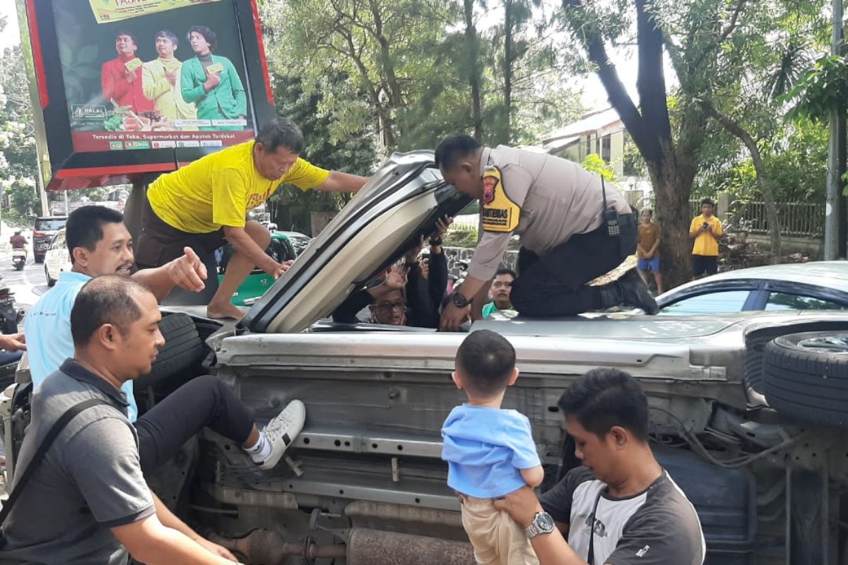 Bhabinkamtibmas Polsek Gajahmungkur tolong korban mobil terguling