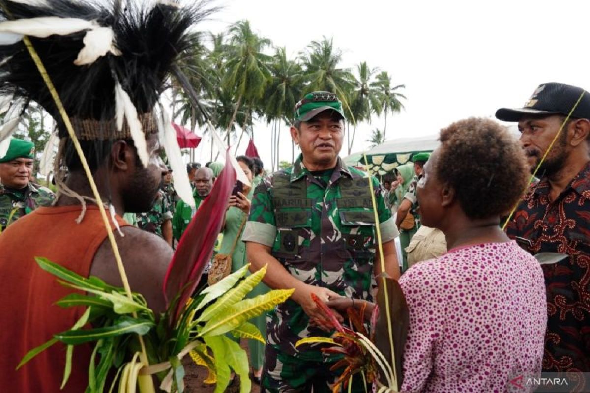 KSAD Jenderal TNI Maruli Simanjuntak tinjau persiapan panen raya padi di Merauke