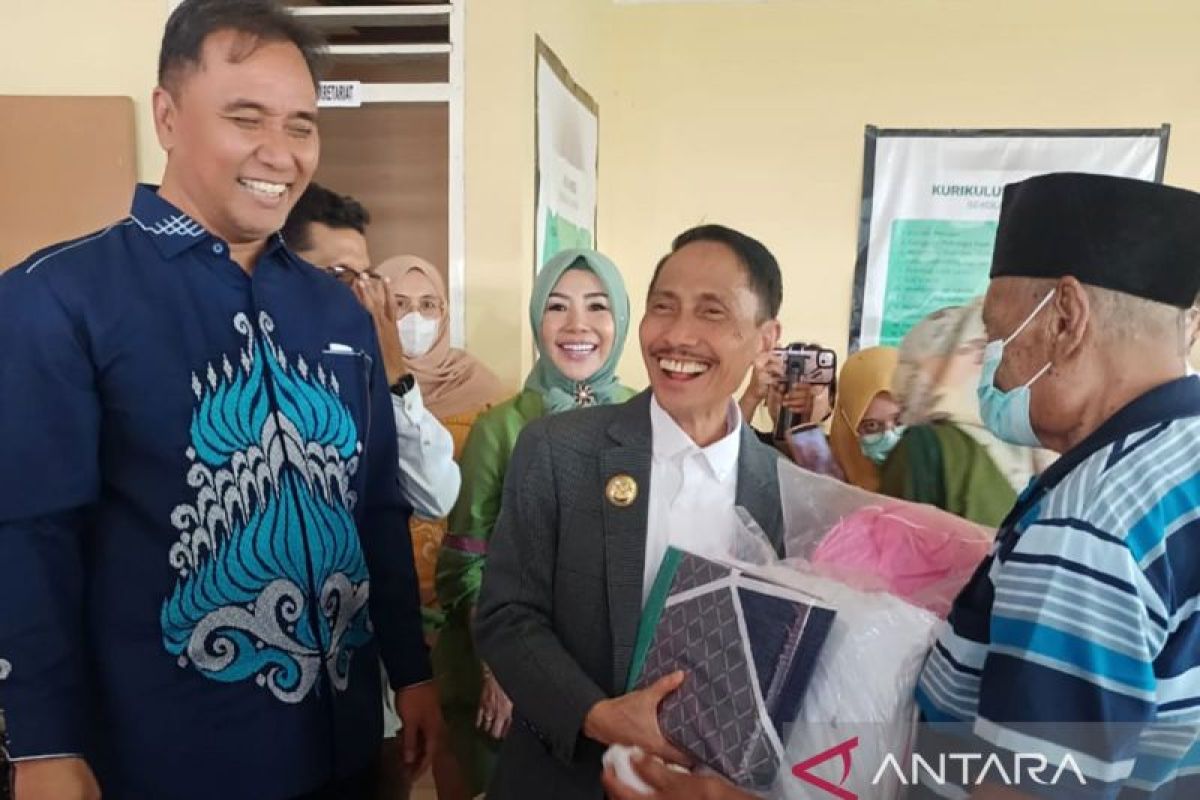 Kemensos salurkan bantuan bagi lansia di Kabupaten Gorontalo