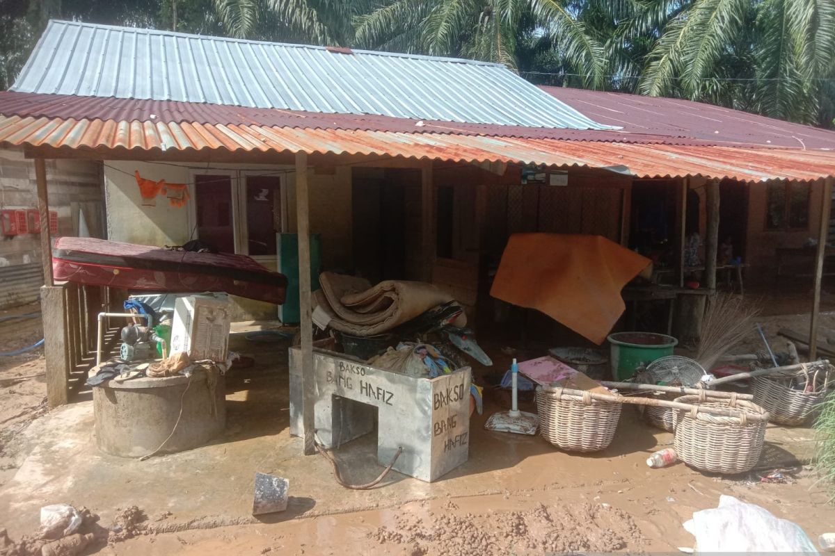 Belasan rumah warga dan jembatan rusak akibat banjir di Aceh Singkil