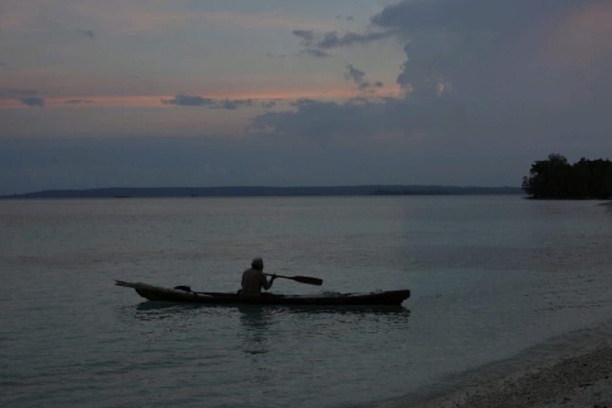 Aksi PT GMM Bantu Terangi Langit Halmahera Selatan