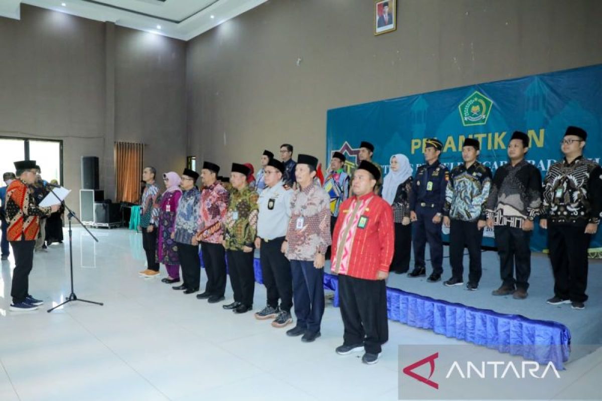 Pj Gubernur Jatim kukuhkan PPIH Embarkasi Surabaya