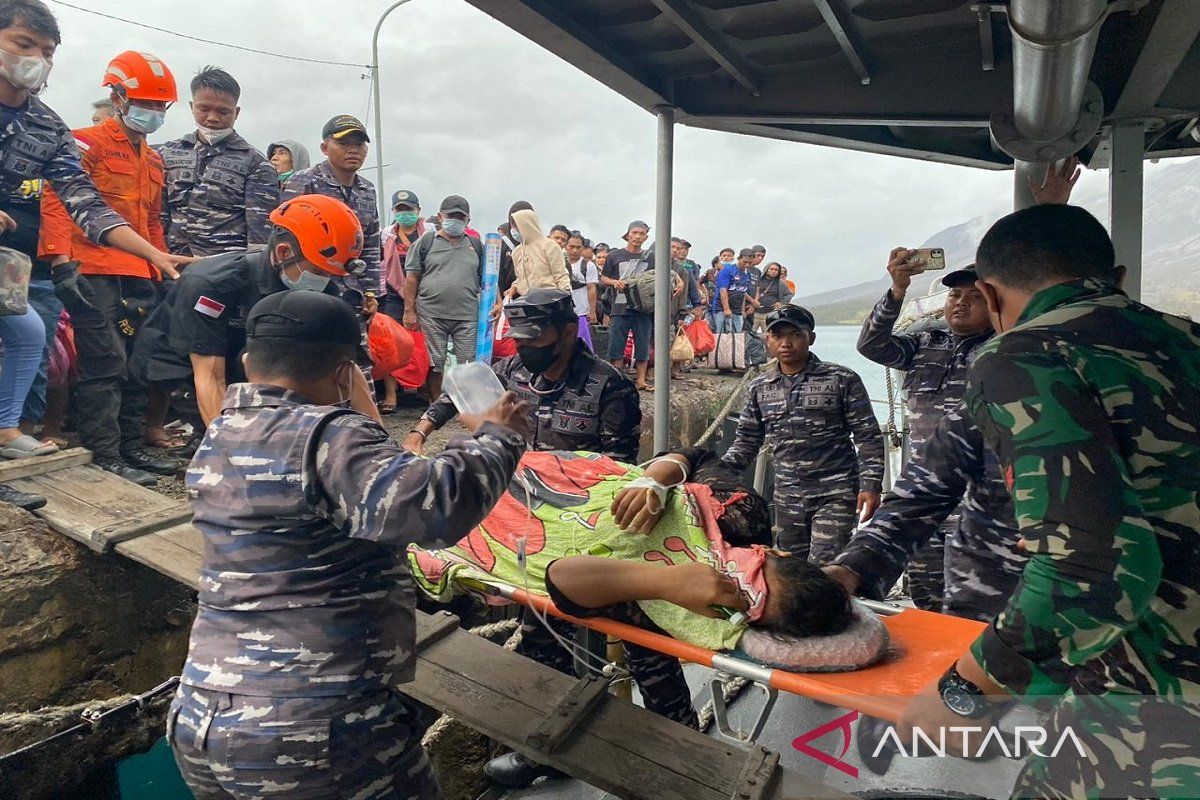 KRI Kakap-811 evakuasi 488 warga terdampak erupsi Gunung Ruang