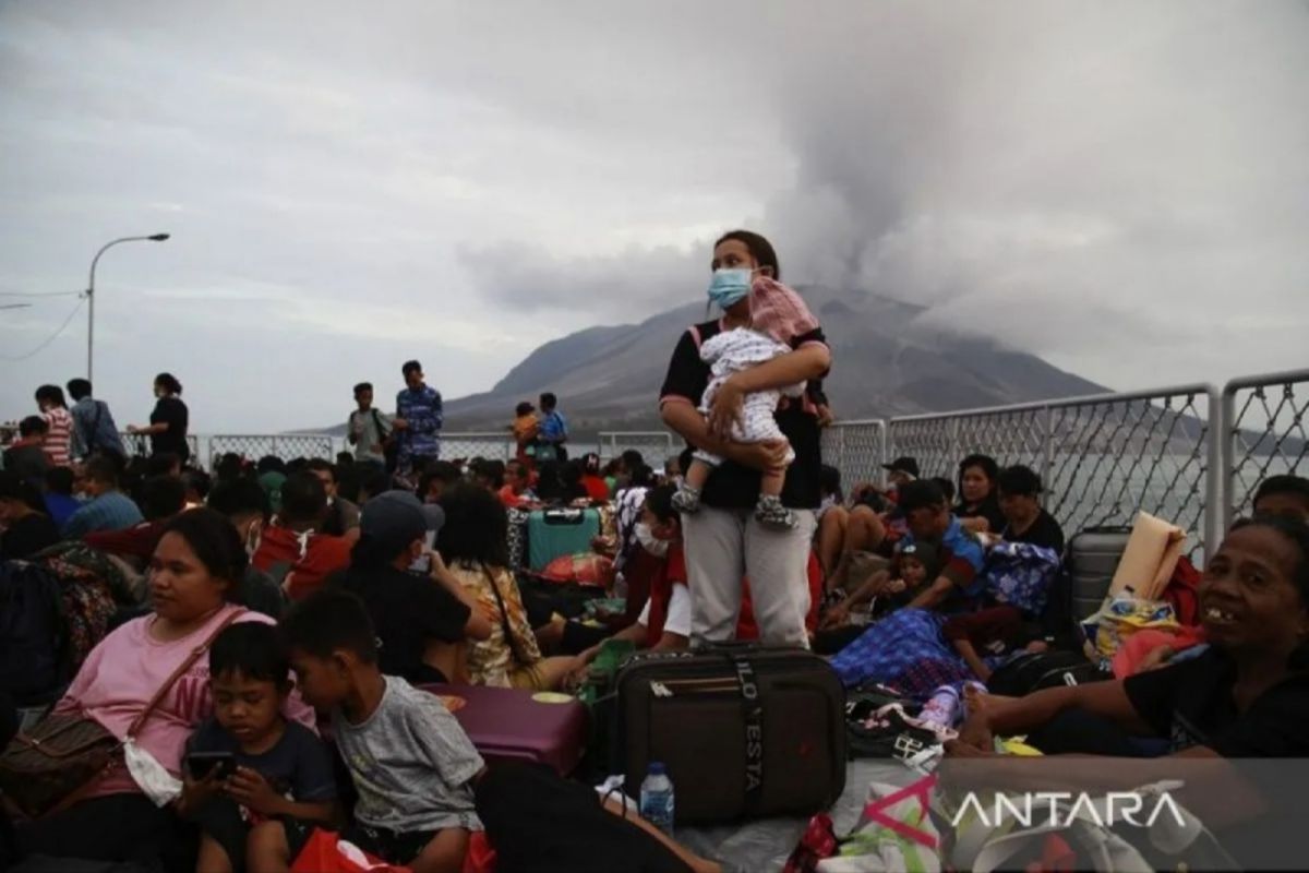 5.255 jiwa korban erupsi Gunung Riang, Sulut, dievakuasi keluar Pulau Tagulandang
