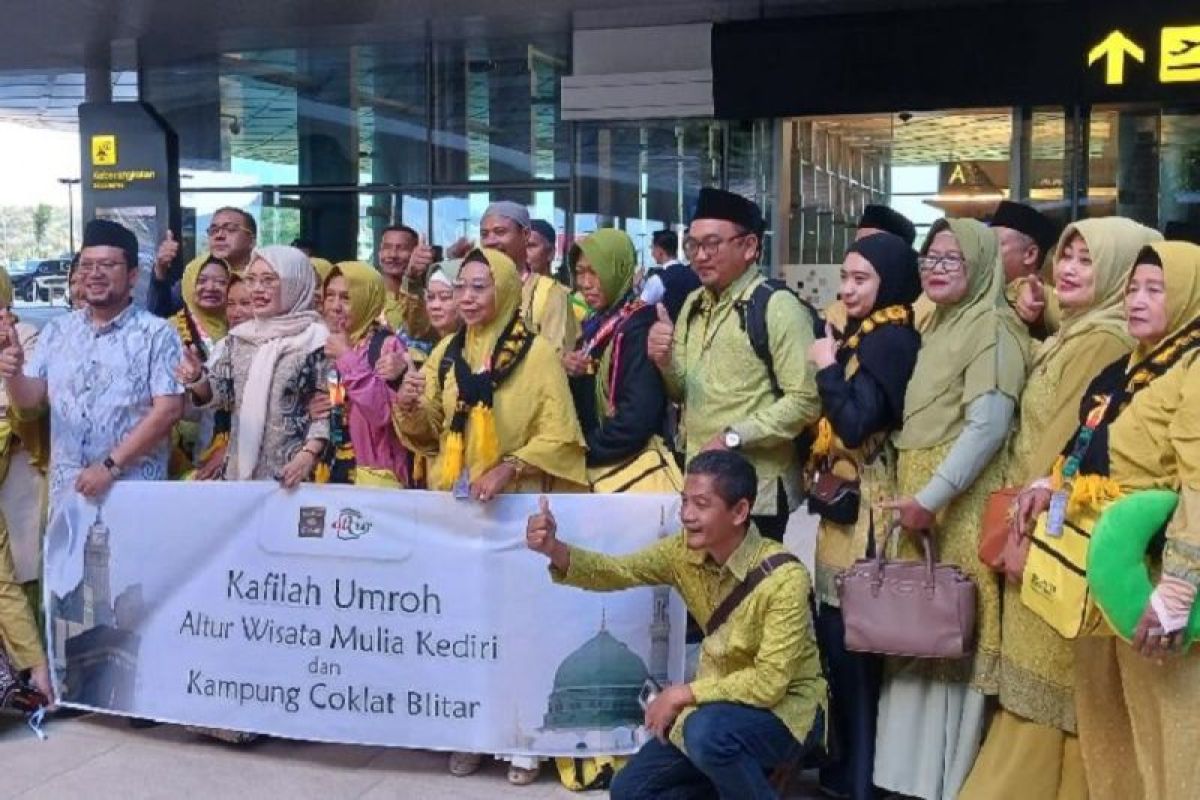 Puluhan jamaah umrah berangkat perdana dari Bandara Dhoho