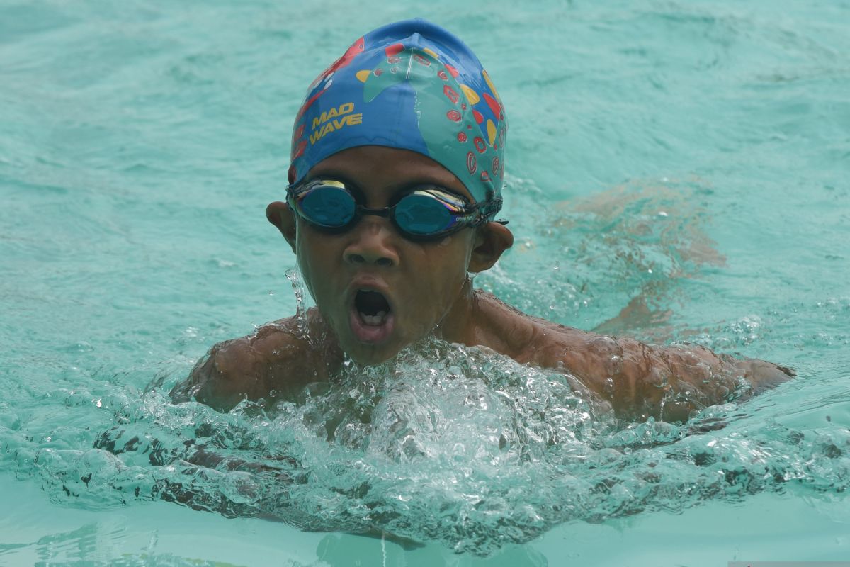 Atlet renang junior menjalani debut dalam Kejuaraan Dunia di Rumania