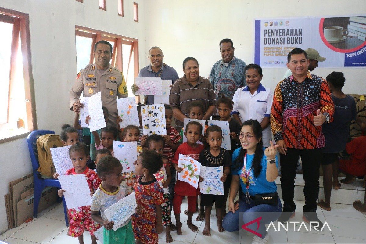 Pemkab Jayapura-Polres serahkan 500 buku ke kelompok literasi Papua