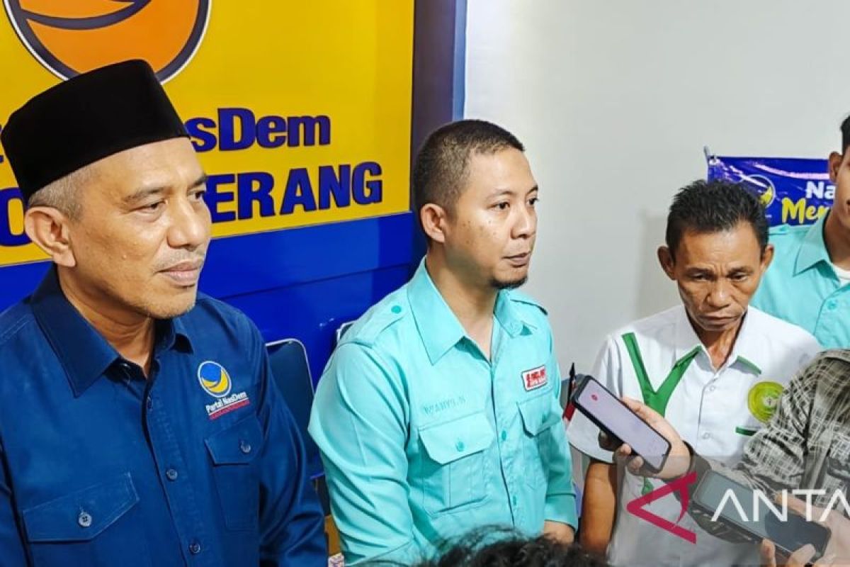 Kadis DinkopUKMPerindag Kota Serang kembalikan formulir balon walikota