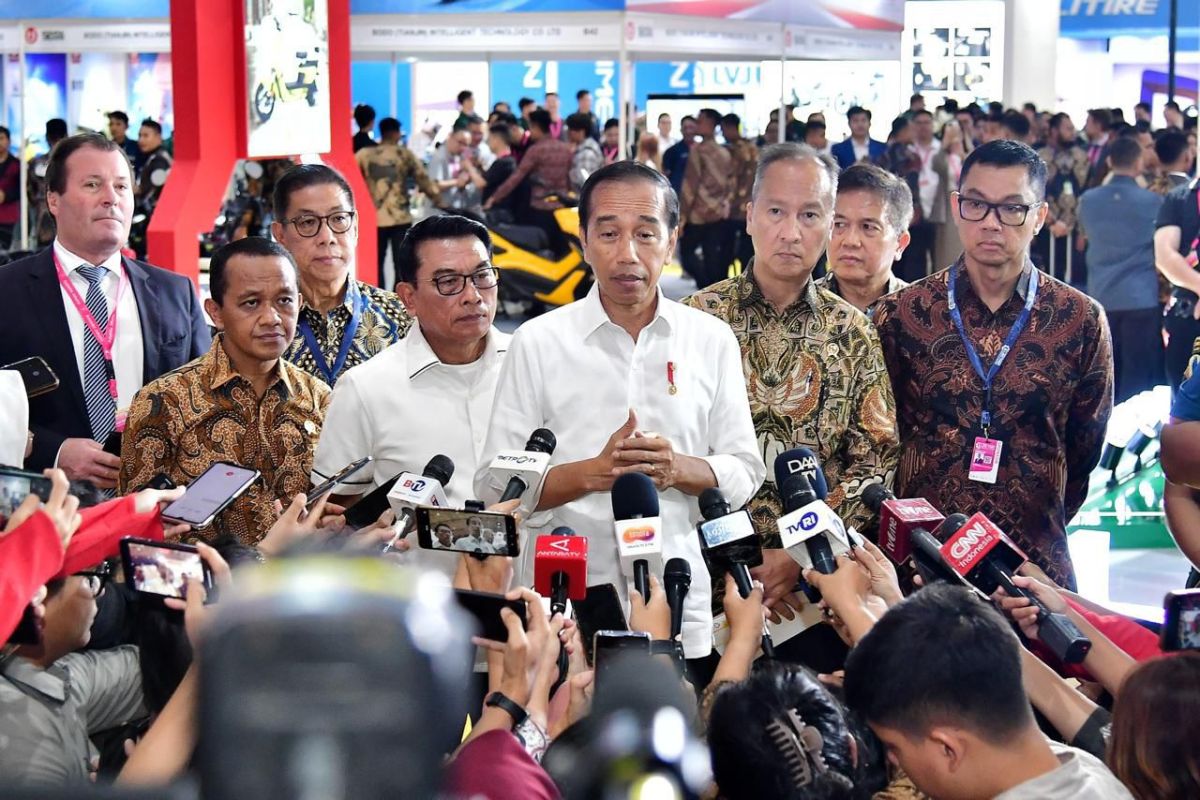 Dikunjungi Presiden Jokowi, Dirut PLN paparkan kesiapan ekosistem kendaraan listrik di PEVS 2024
