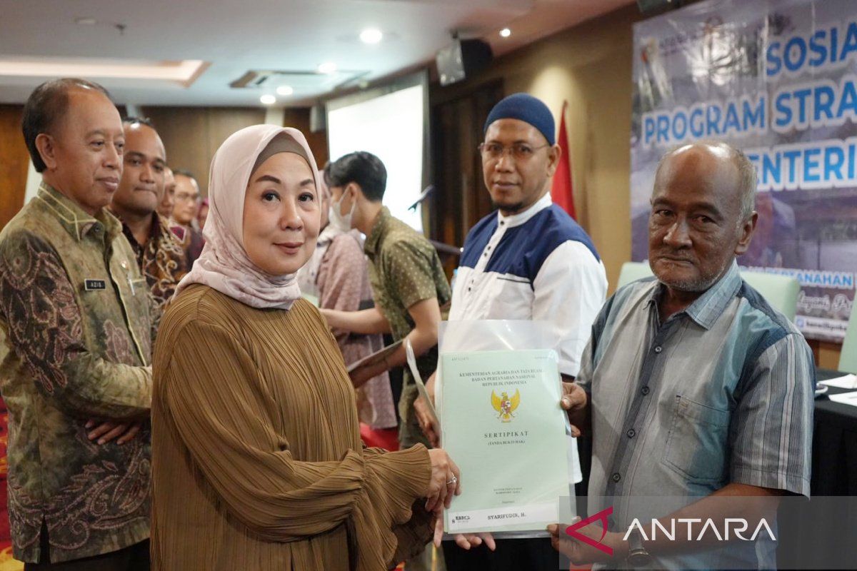 DPR-ATR/BPN serahkan 10 sertifikat saat sosialisasi PTSL di Banjarmasin