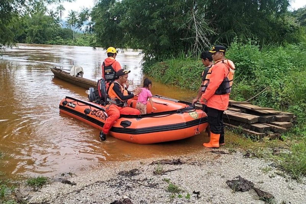 Basarnas evakuasi ayah dan anak terjebak banjir di Konawe Utara