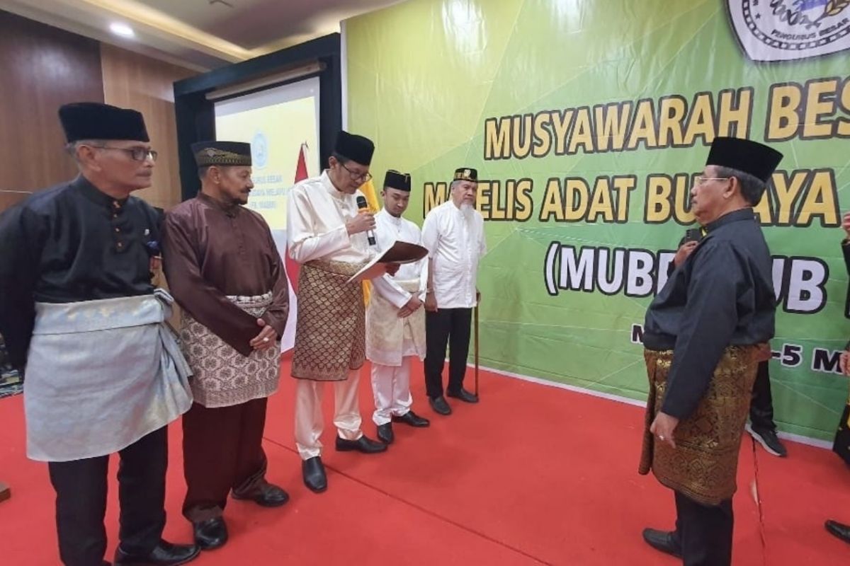 Prof OK Saidin dikukuhkan jadi Ketua Umum PB Majelis Adat Budaya Melayu Indonesia